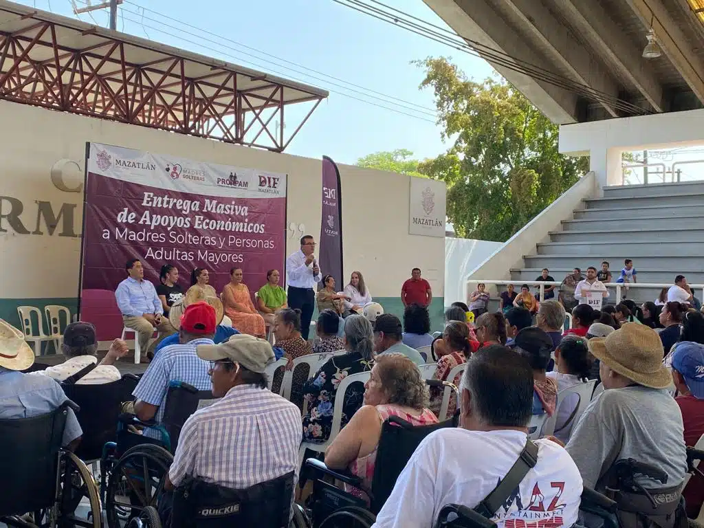 Autoridades de Mazatlán presentes en la entrega de apoyos económicos a mamás solteras y adultos mayores