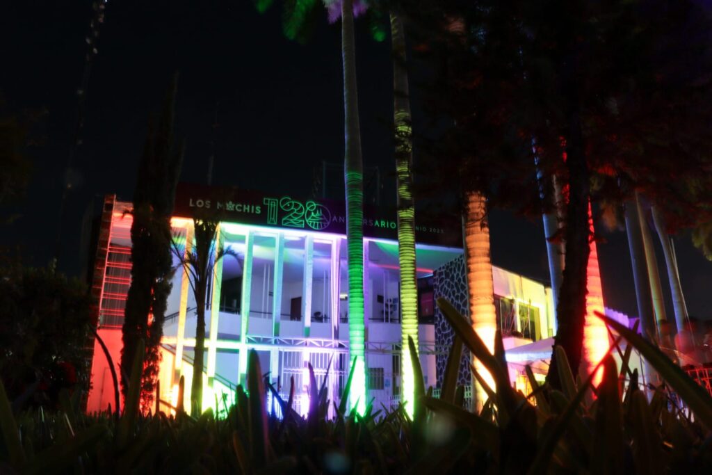 Palacio Municipal de Ahome iluminado por los colores del arcoíris en representación de la comunidad LGBTQ+