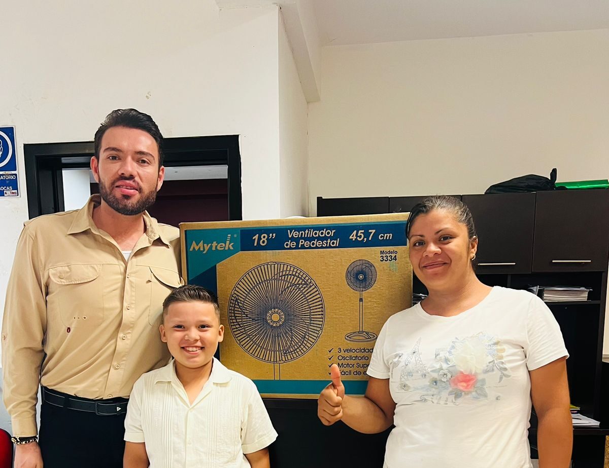 Familia del ejido 18 de Marzo recibe el abanico .