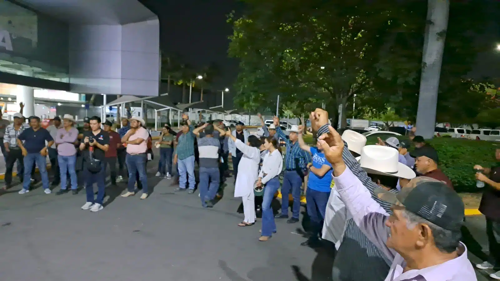 Productores cantan el Himno Nacional durante protesta en aeropuerto de Culiacán