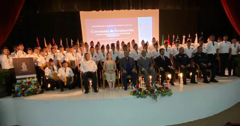 Fotografía grupal de los 59 nuevos policías que se incorporarán al servicio