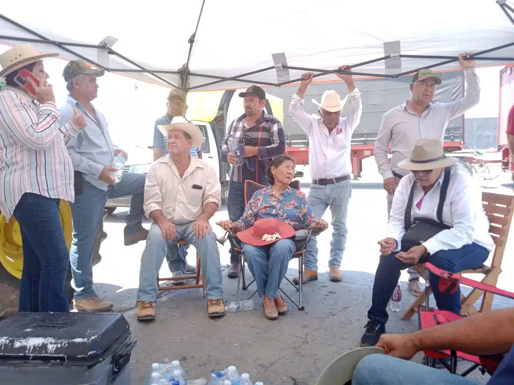 Productores agricolas liberarán caseta de cobro en Alhuey.