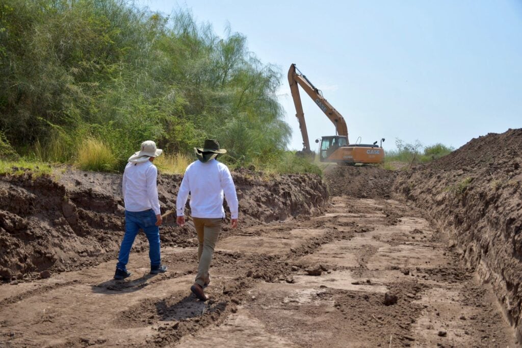 El Ayuntamiento de Salvador Alvarado realiza el desazolve del arroyo conocido como El Zopilote