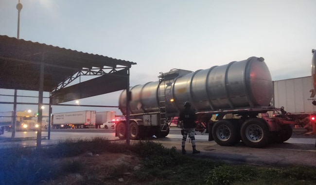 CAMBIÓN CON COMBUSTIBLE DE huachicoleros