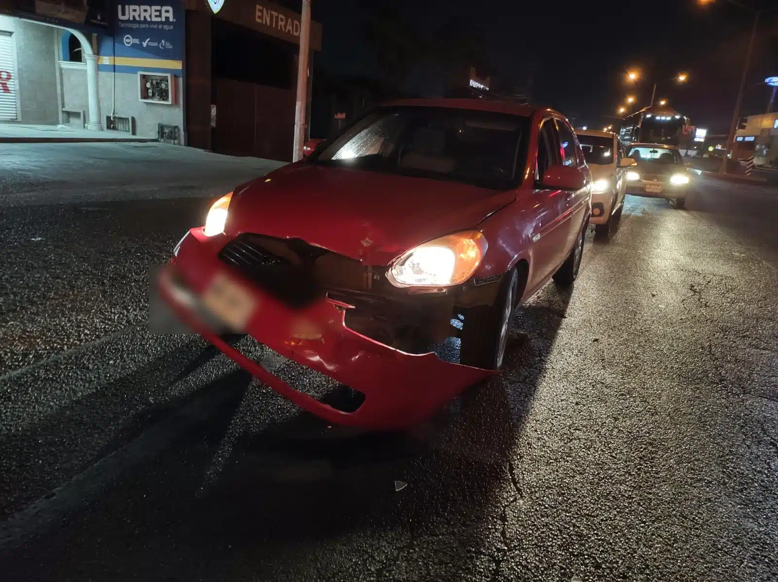¡Ignoraron la luz roja! Se impactan moto y automóvil frente al ICO en Mazatlán