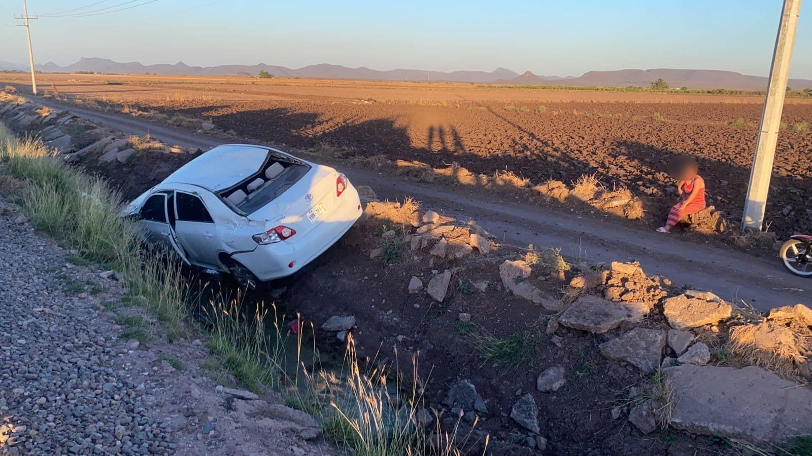 Trasladan a Yesenia al hospital tras salirse de la carretera en su Toyota, en Angostura