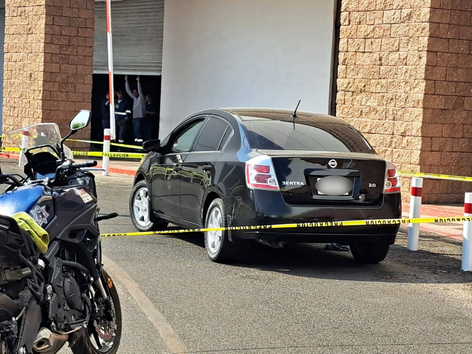 Vehículo en una zona acordonada luego de que se registrara un ataque con arma de fuego en conocida plaza de Culiacán