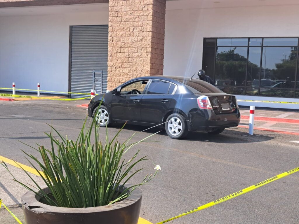 Vehículo en una zona acordonada luego de que se registrara un ataque con arma de fuego en conocida plaza de Culiacán