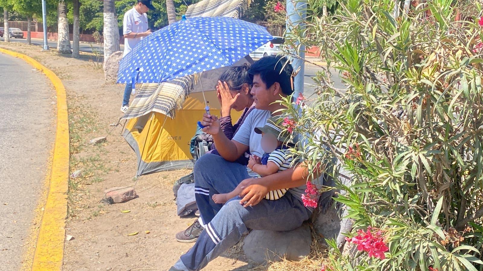 Hondureña que busca el sueño americano junto a su esposo da a luz en las vías del tren en Guasave