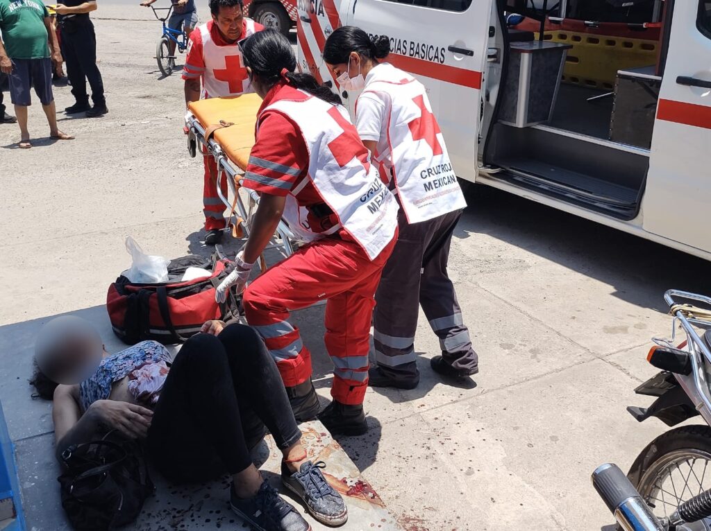 Personal de Cruz Roja atendiendo las heridas de una persona que fue atacada con un arma blanca