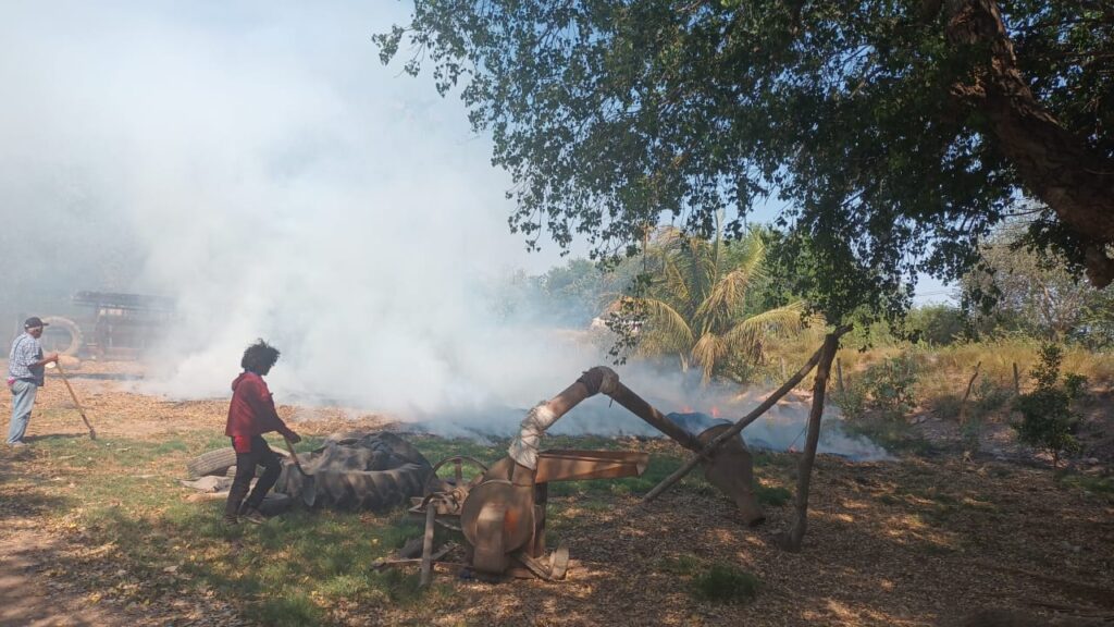 incendio en un terreno de un domicilio de la comunidad de Bagojo del Río, Ahome