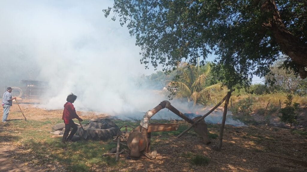 incendio en un terreno de un domicilio de la comunidad de Bagojo del Río, Ahome