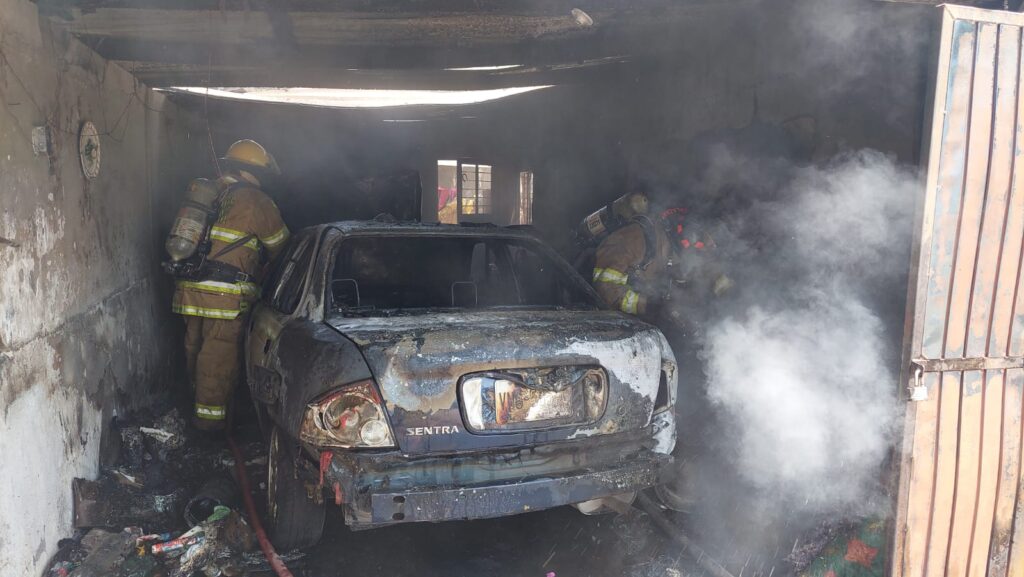 Veladora provoca incendio en cochera y consume totalmente un vehículo, en Guamúchil. 