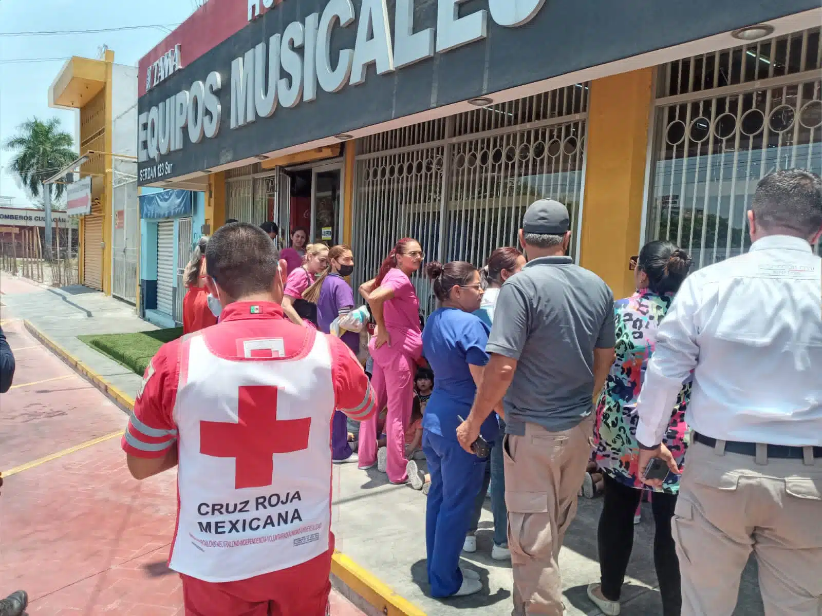 Evacuan estancia infantil por incendio en taller contiguo, en culiacán