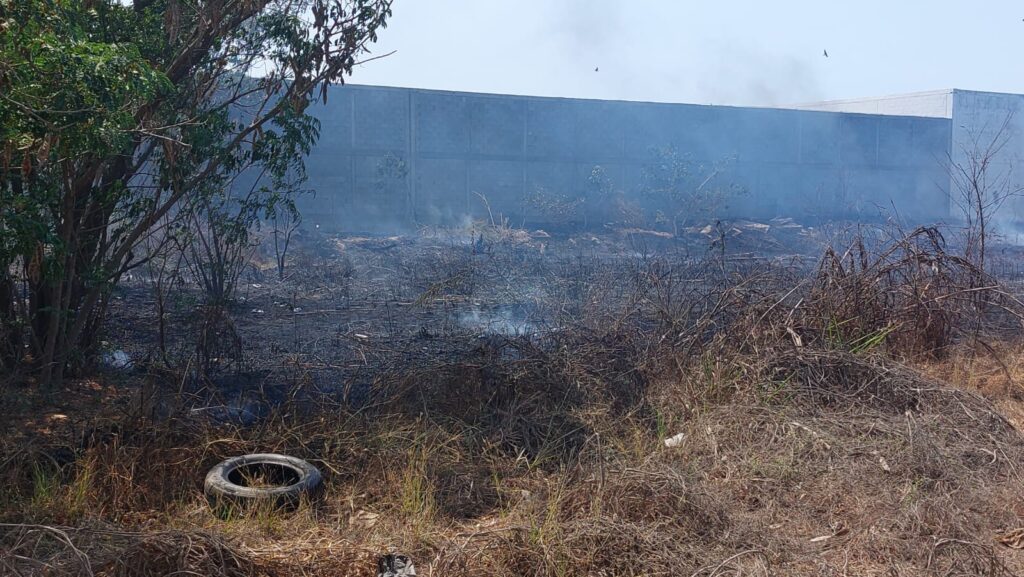 Incendio consume consumen lote baldío cerca de El Castillo, Mazatlán
