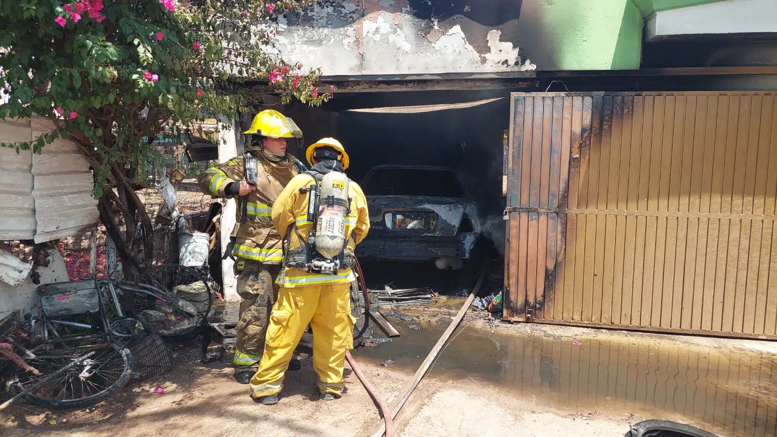 Veladora provoca incendio en cochera y consume totalmente un vehículo, en Guamúchil.