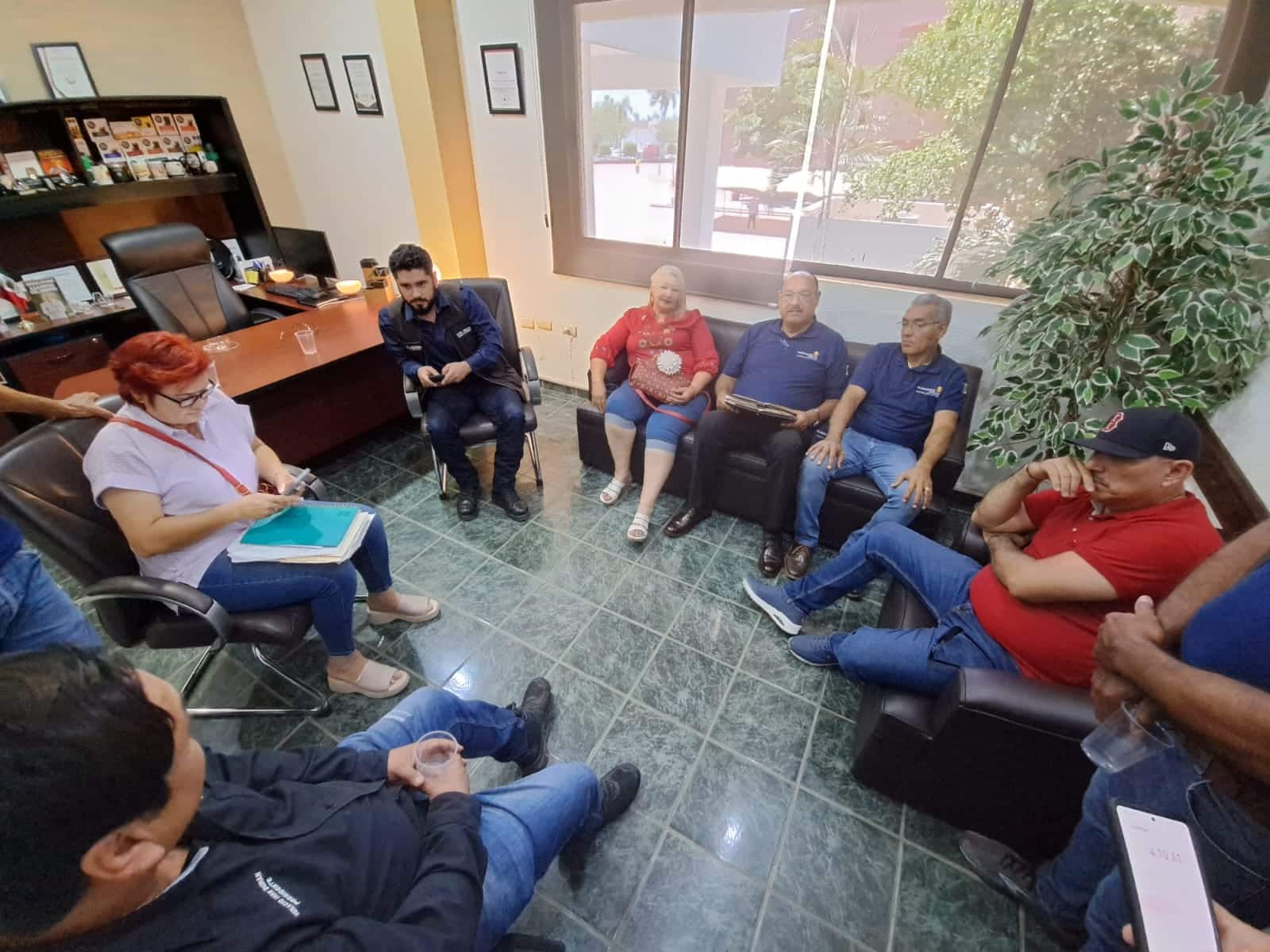 Los integrantes de Guerreros Unidos le pidieron al secretario del ayuntamiento que explicara donde estaban los recursos de la iguala que no se les han depositado.