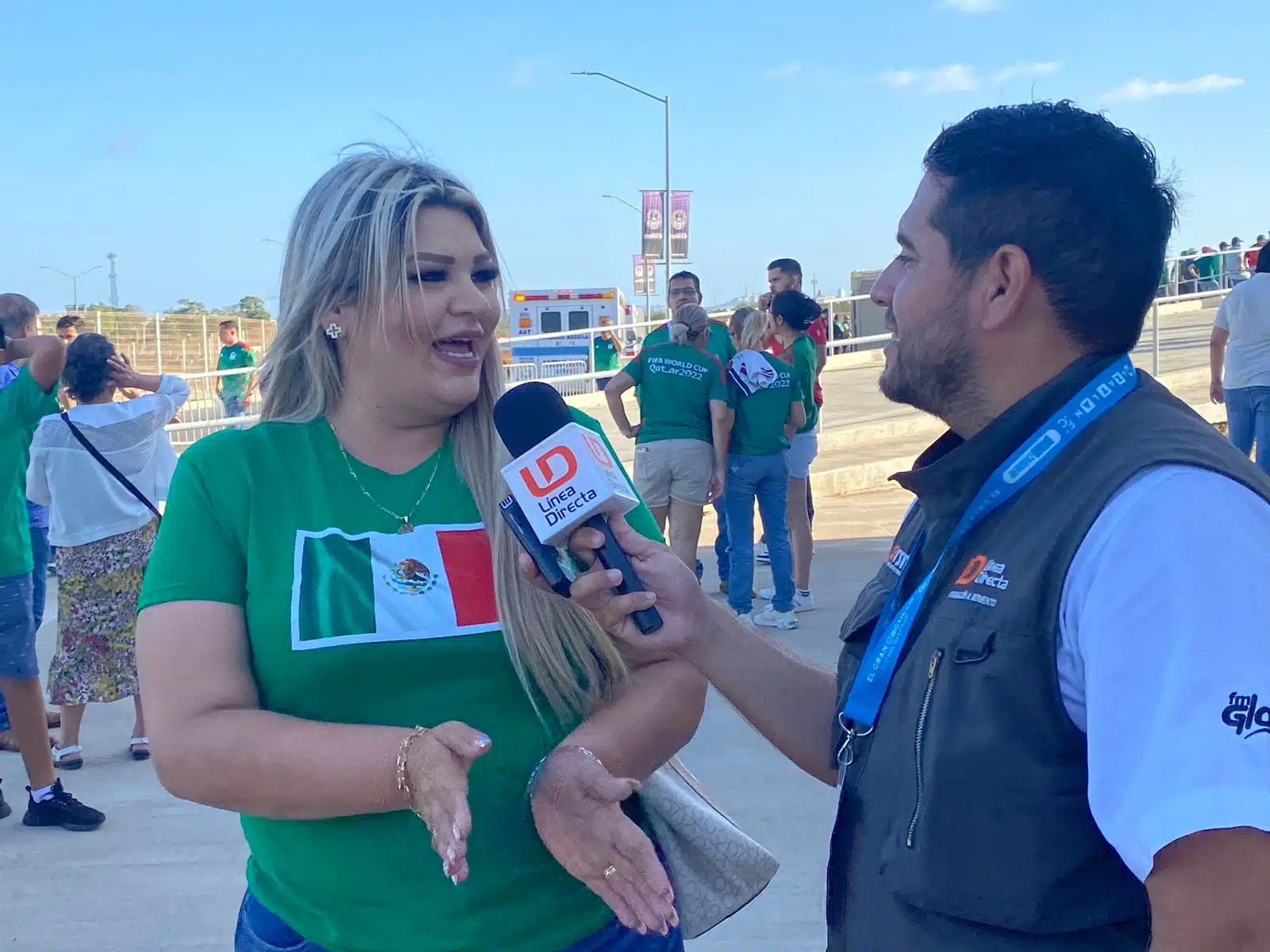 El reportero de deportes de Línea Directa, Manuel Mancilla, entrevista a al directora del CRRI en Mazatlán, previo al juego amistoso de la Selección Mexicana contra Guatemala en el estadio el Kraken este 7 de junio