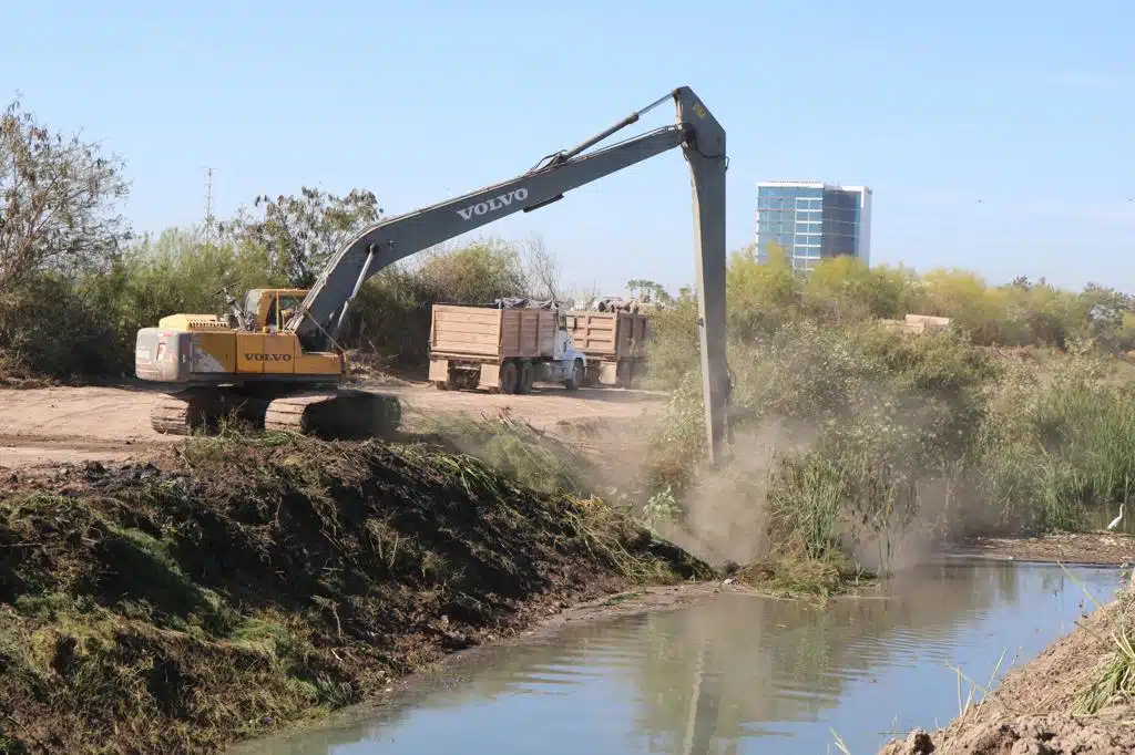 Están por concluir la limpieza de los drenes y canales de la ciudad de Los Mochis