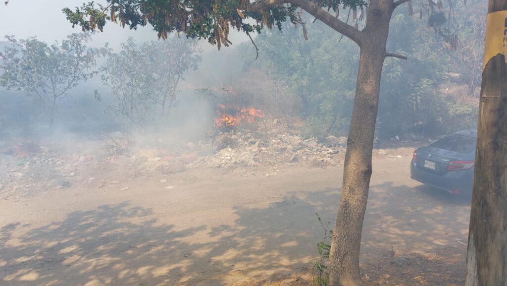 Incendio consume consumen lote baldío cerca de El Castillo, Mazatlán