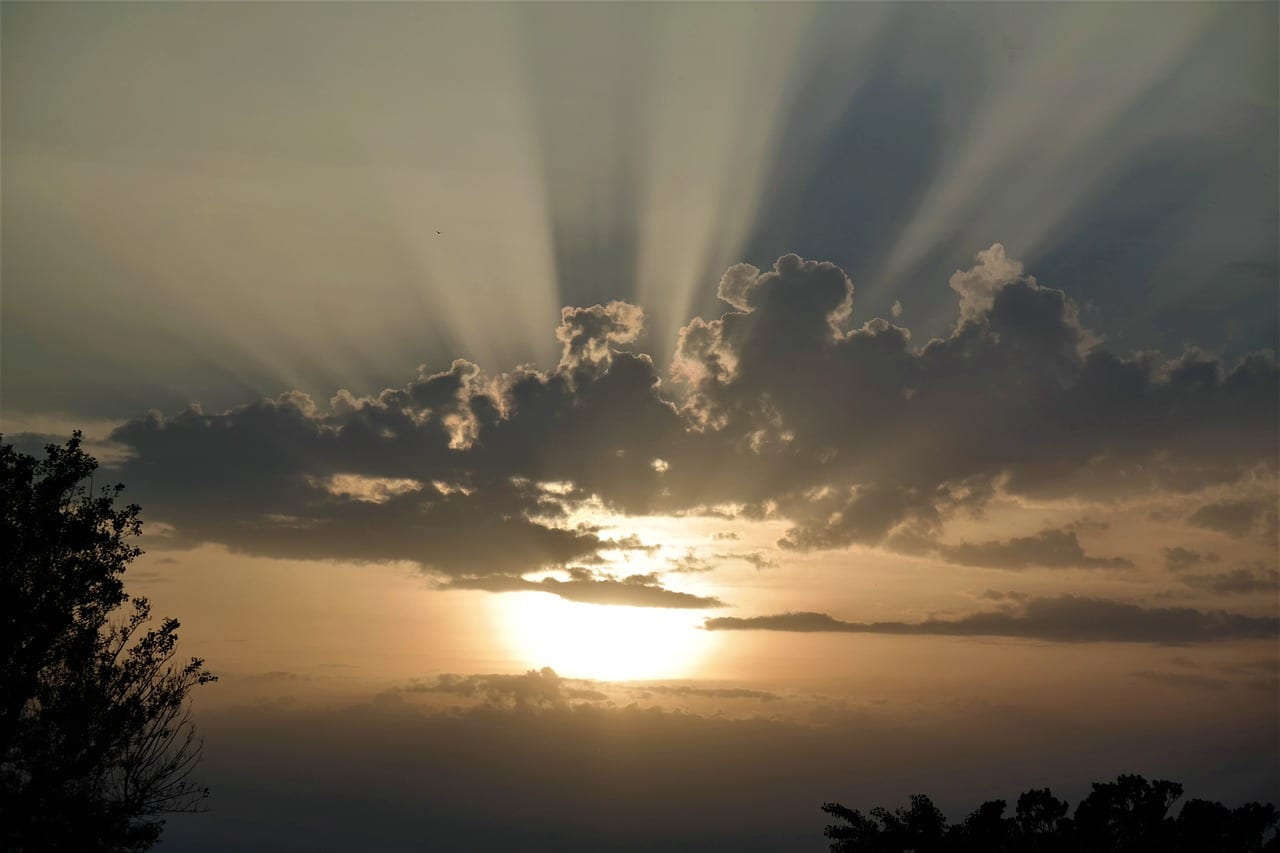 Sol y nubes en el horizonte