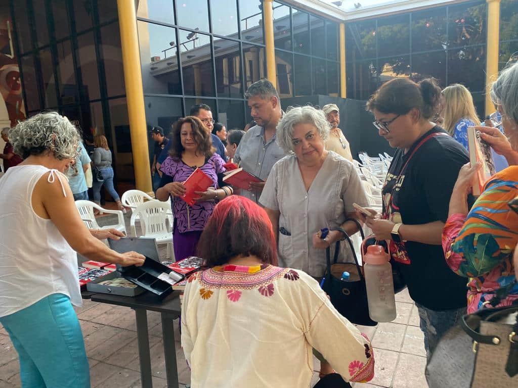 Presentan “Las Rastreadoras” obra literaria de Tania del Río