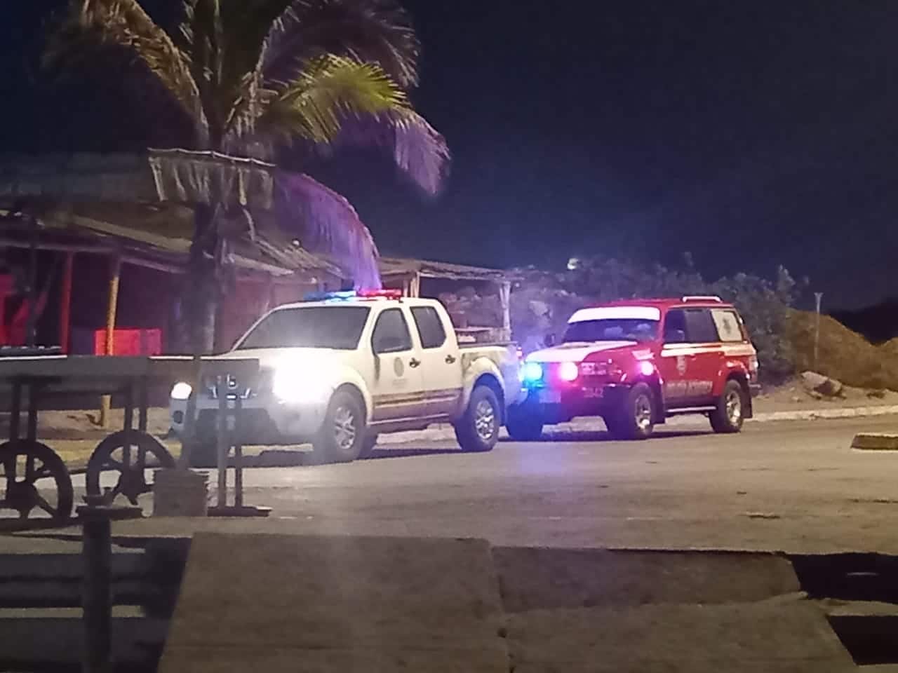 Elementos de Policía Acuática rápidamente se introdujeron al mar para ayudar a los afectados.