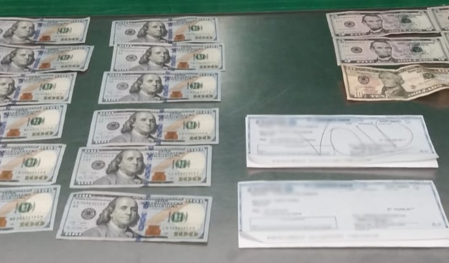 Dólares y cheques decomisados
