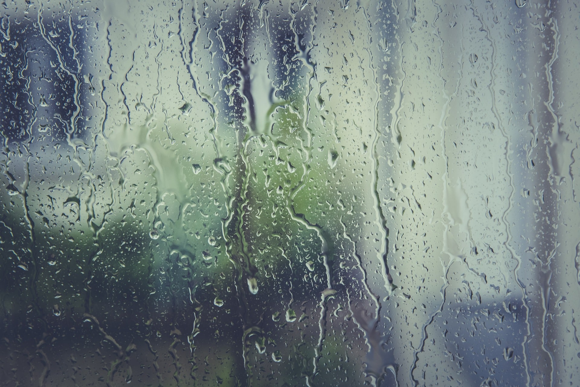 Lluvia y humedad en cristal de una ventana