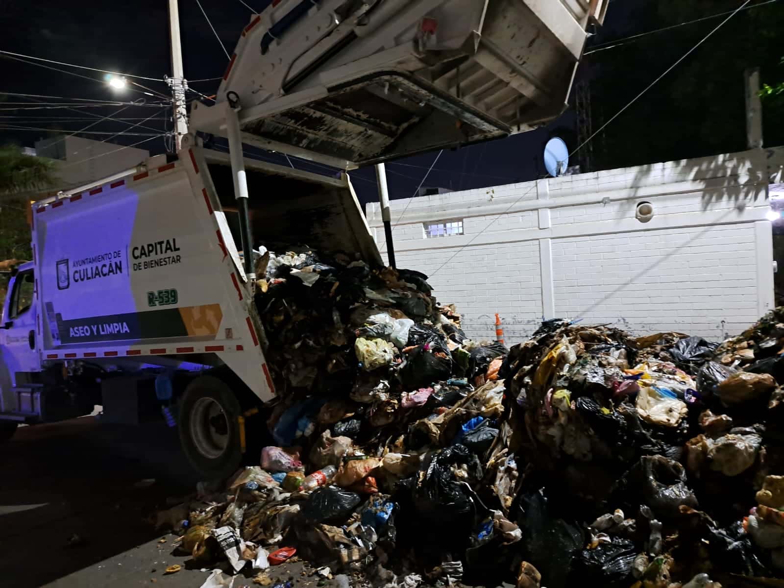 Se registra conato de incendio en recolector de basura en Culiacán
