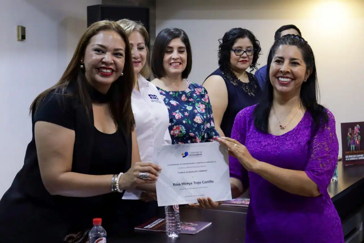 reconocimiento a la periodista de Línea Directa, Rosa Mireya Trejo Castillo, en la categoría de trayectoria.