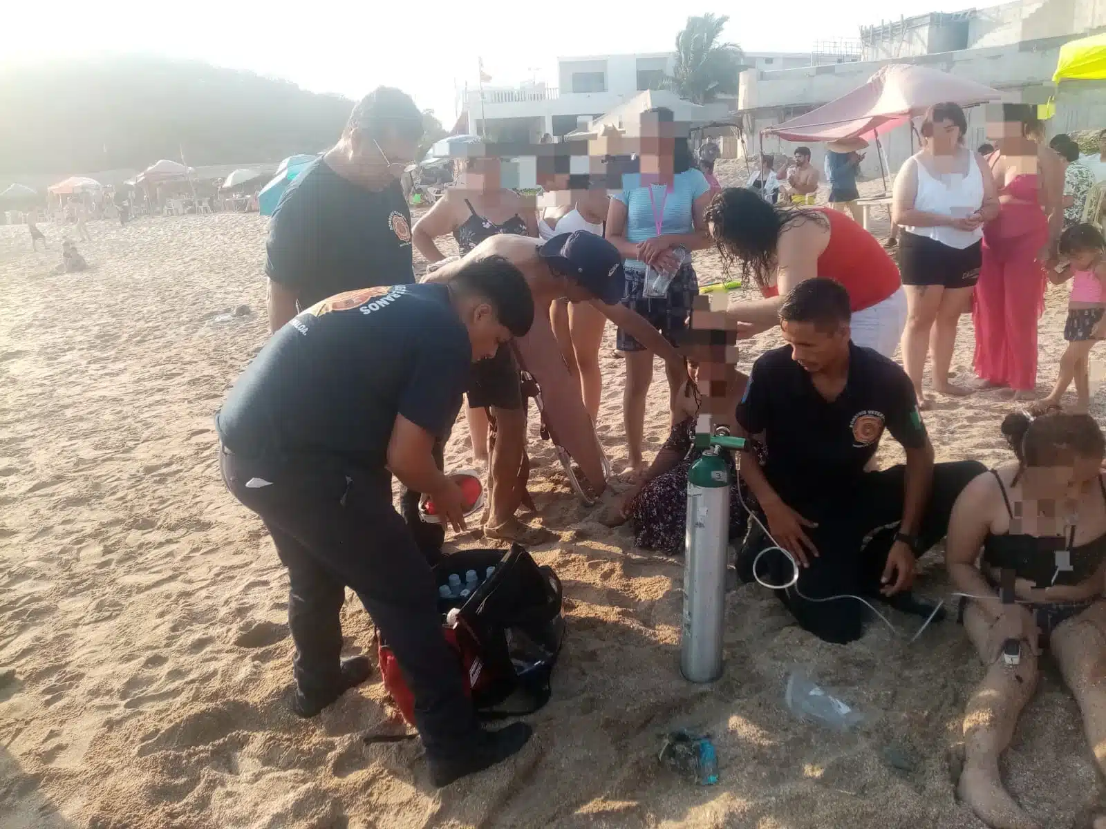 Salvavidas municipales rescatan del mar a 21 turistas .