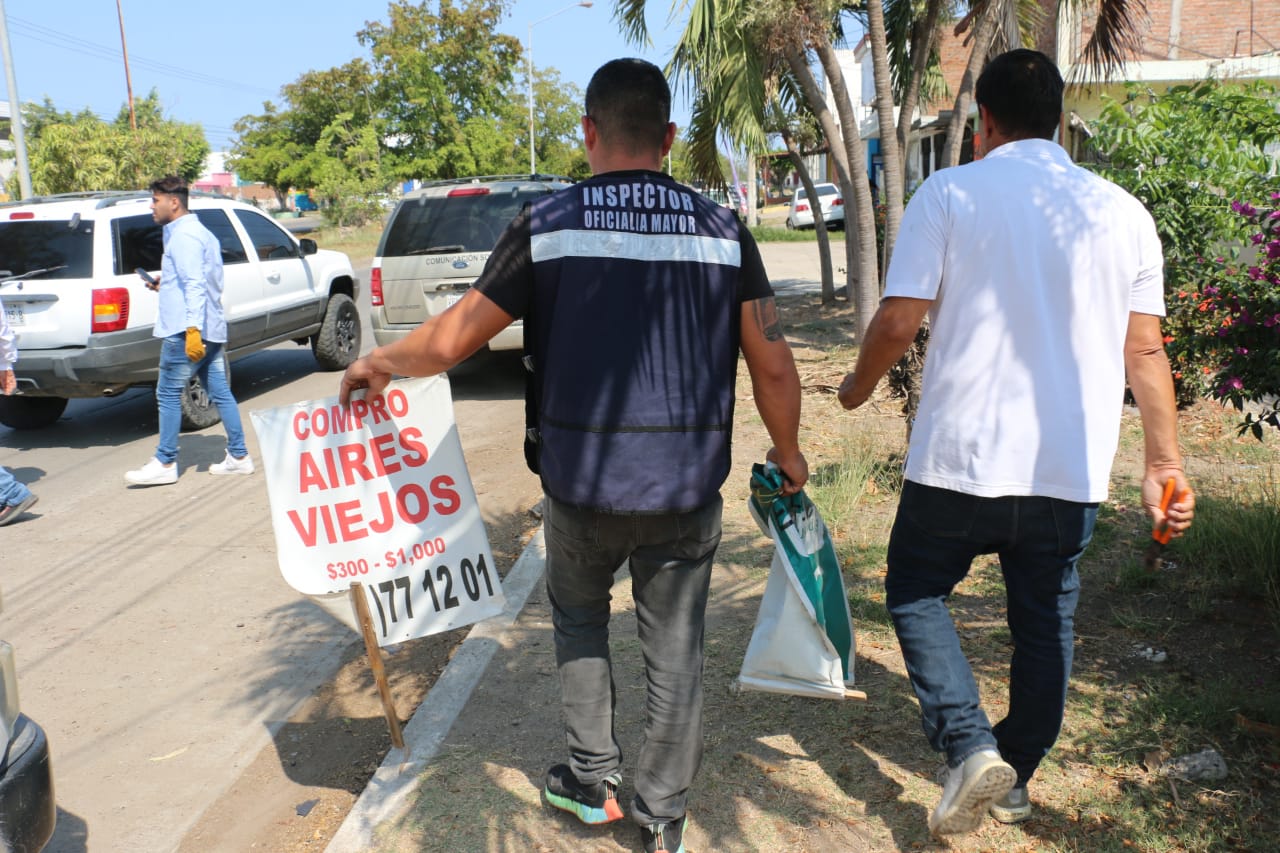 Autoridades permiten el retiro de pendones publicitarios