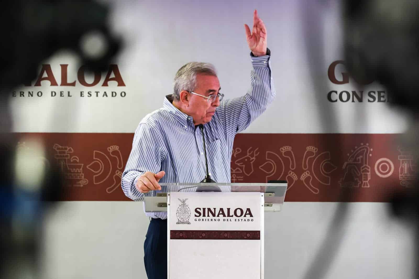 Rubén Rocha Moya parado en el podio