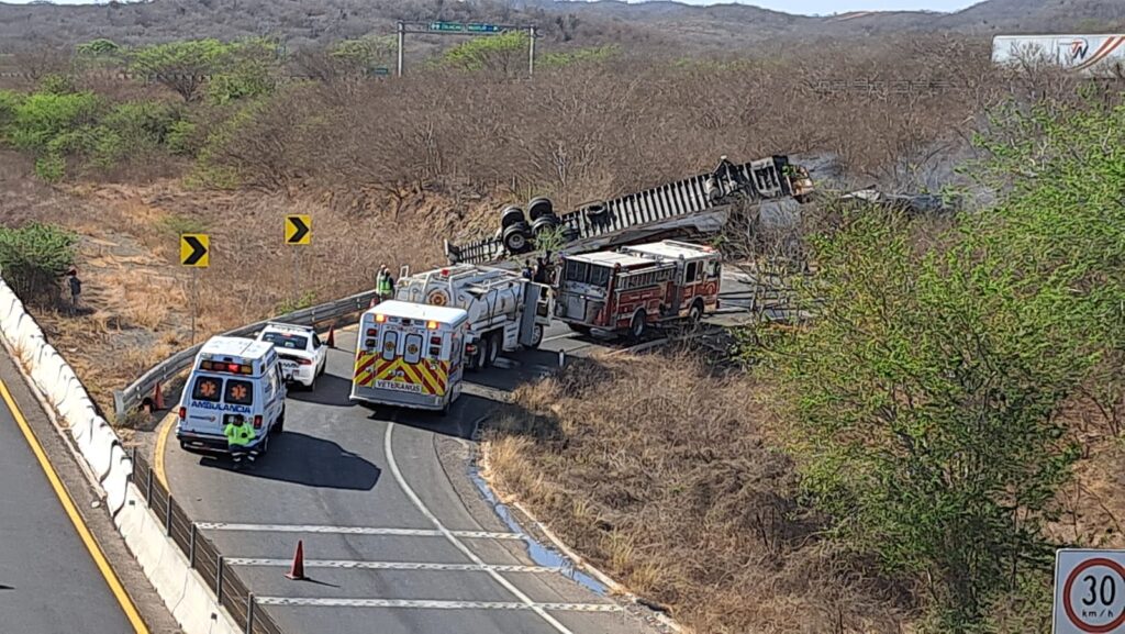 Se vuelca e incendia camión de carga por la autopista Mazatlán-Culiacán