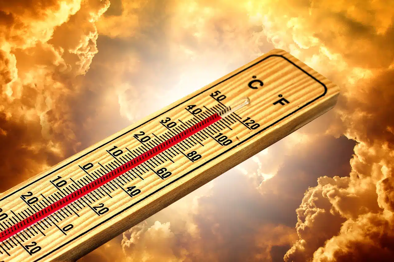 Imagen de un termómetro marcando altas temperaturas calor en nubes de fuego y sol