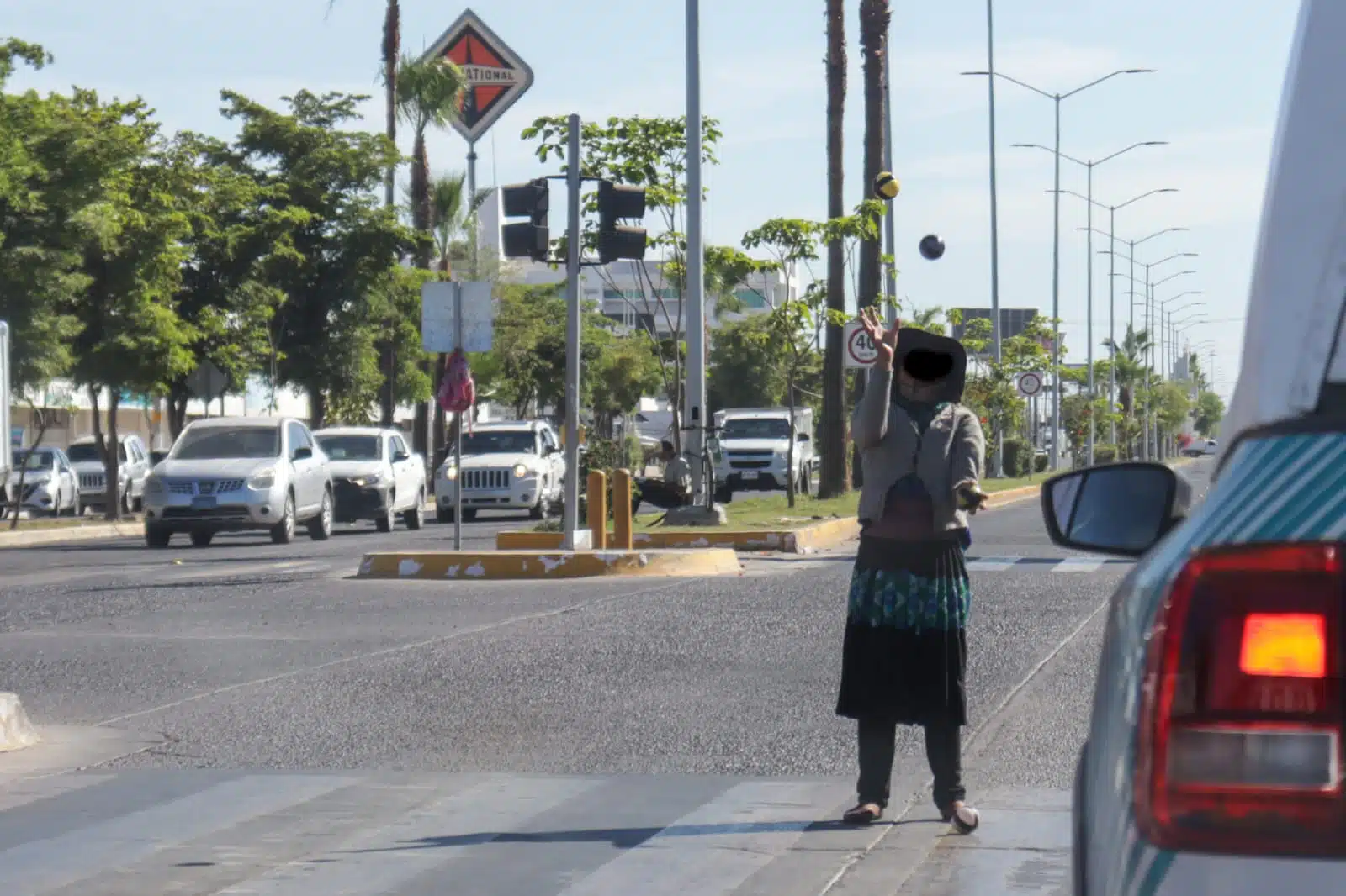 Niños son obligados por sus padres a pedir limosna en las calles de Sinaloa