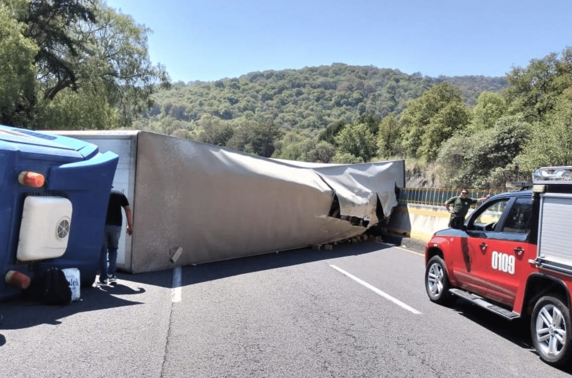 Volcadura de tráiler en la autopista México-Cuernavaca