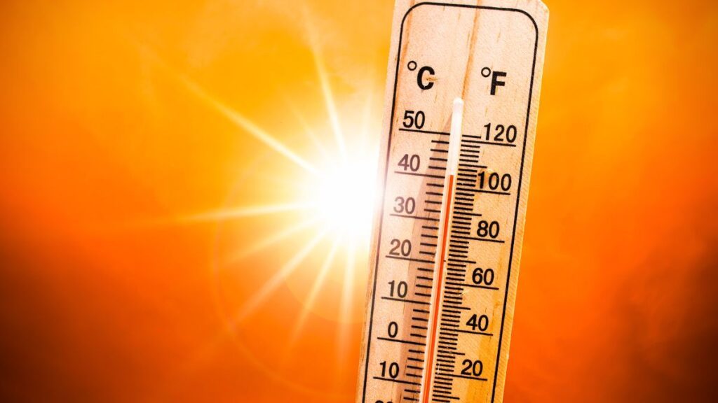 Termómetro con el sol de fondo