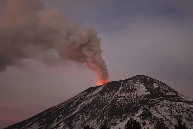 ¡Alerta! Volcán Popocatépetl lanza material incandescente; piden extremar precauciones