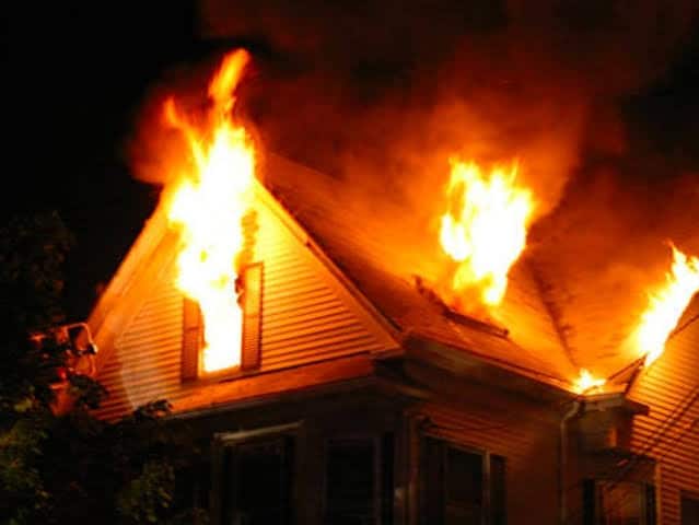 ¡Increíble! Atiende llamada en el 911 y su hijo le avisa que su casa se está quemando