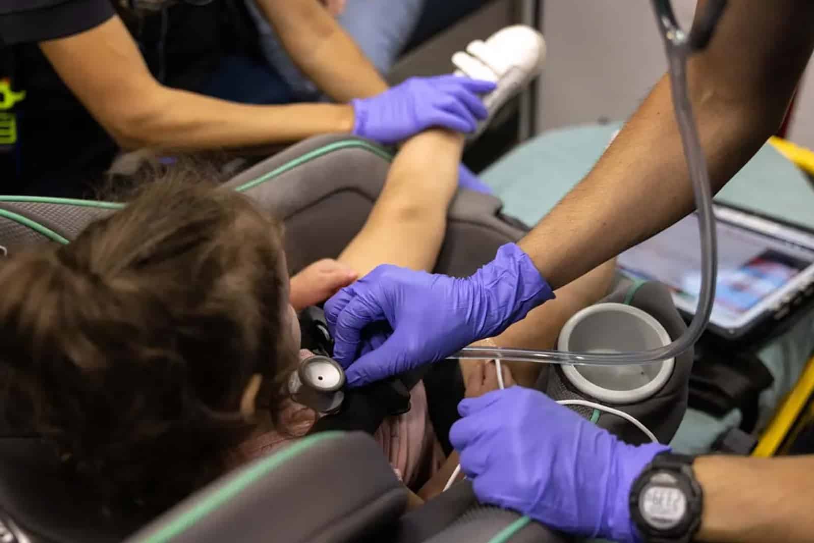 ¡Insólito! Niña duró semanas con una tapa de pasta de dientes en su garganta; cómo sobrevivió