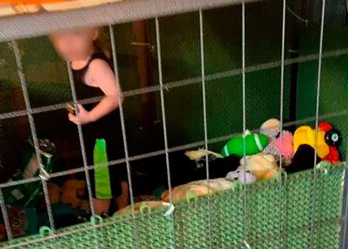 ¡Madre cruel! Arrestan a mujer que encerró a su hijo en una jaula para perros en Austria