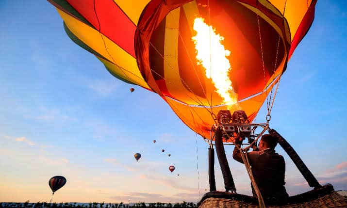 ¡Tragedia en el aire! Explota globo aerostático en Inglaterra; un fallecido