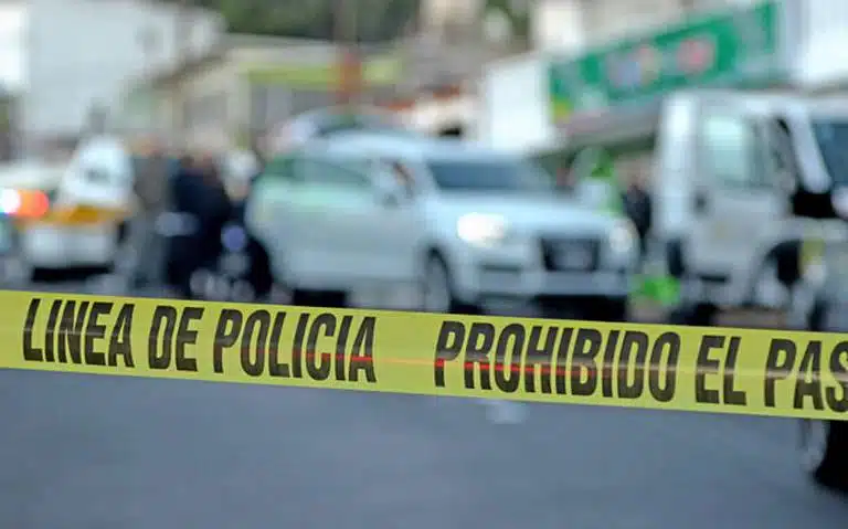 ¡Violencia! A balazos asesinan a hombre al bajar de automóvil en calles de Iztapalapa