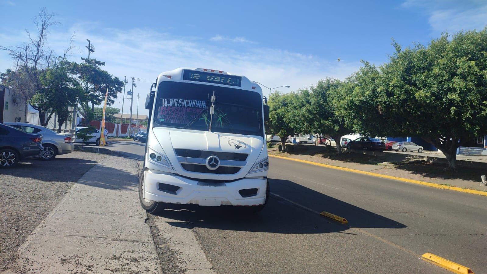 Camión con la ruta Hogar del pescador