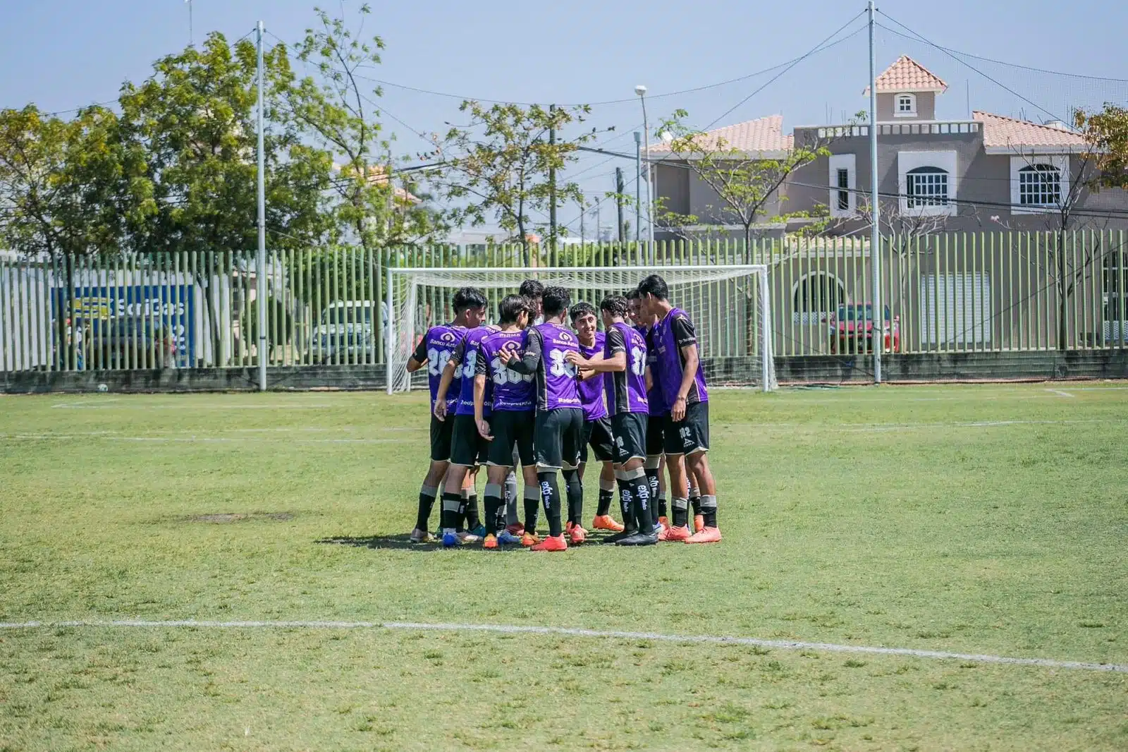 Mazatlán FC reunido en un círculo en la cancha