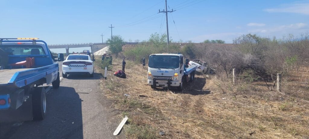 Autoridades presentes en accidente por la autopista Mazatlán-Culiacán