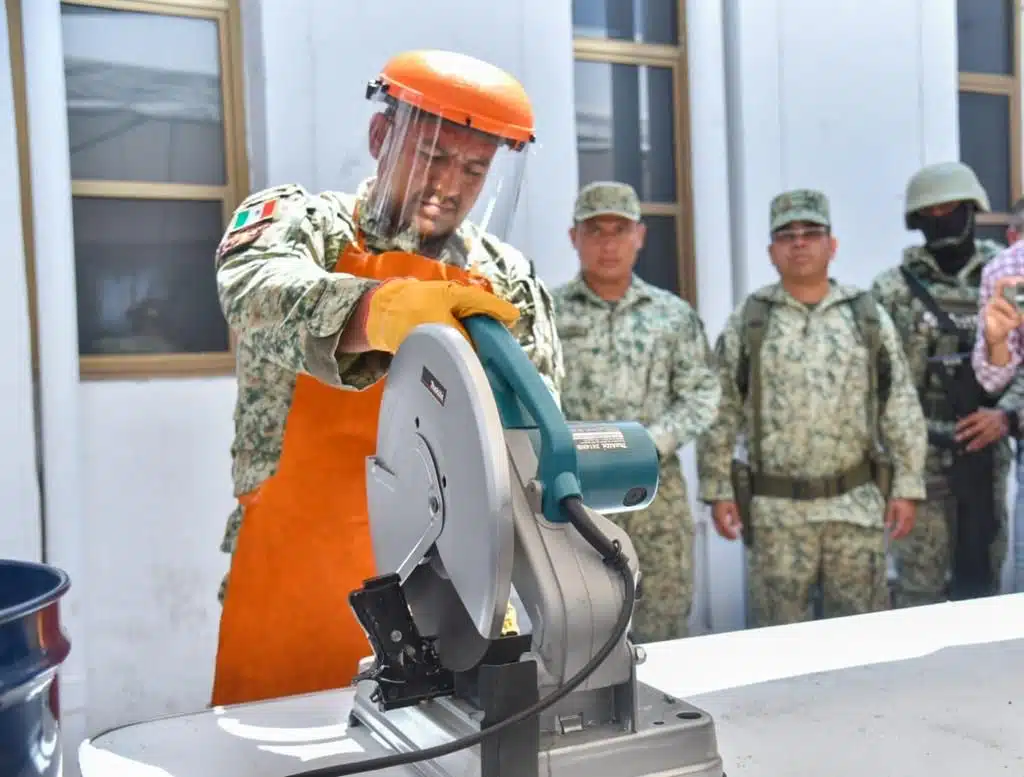 Autoridad destruyendo un arma de fuego con una máquina especial