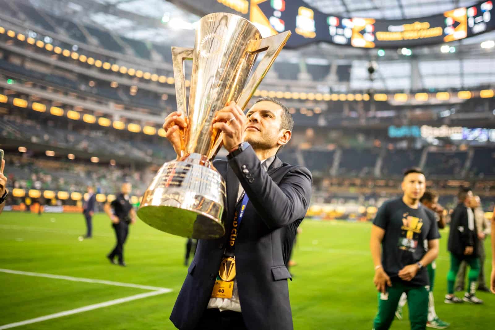 Jaime Lozano sosteniendo la Copa Oro 2023